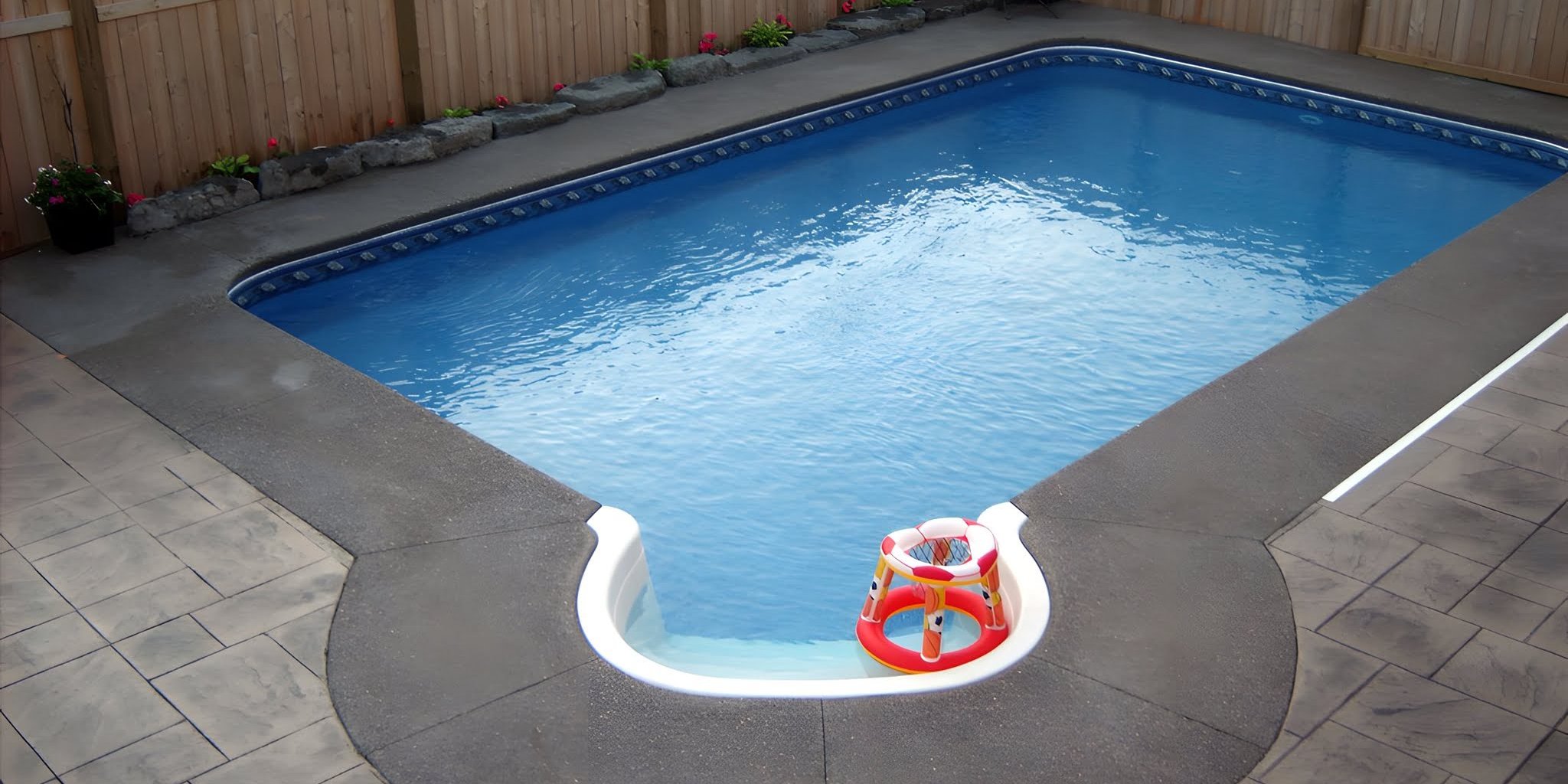 Concrete swimming pool